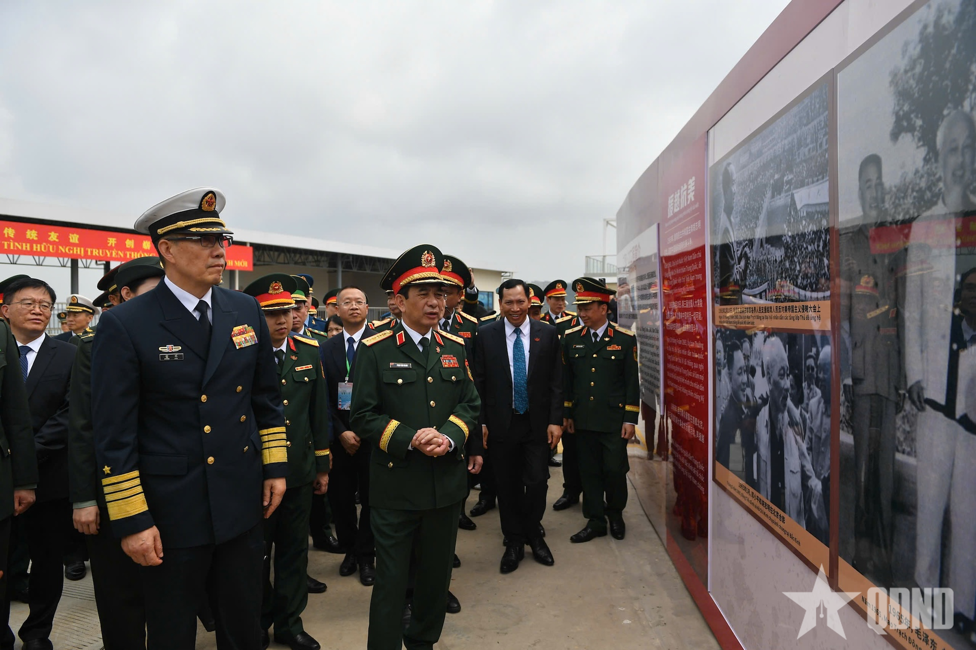 Đại tướng Phan Văn Giang và Thượng tướng Đổng Quân tham quan Bia kỷ niệm 